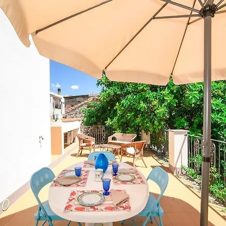 Holiday home Il Carrubo & *