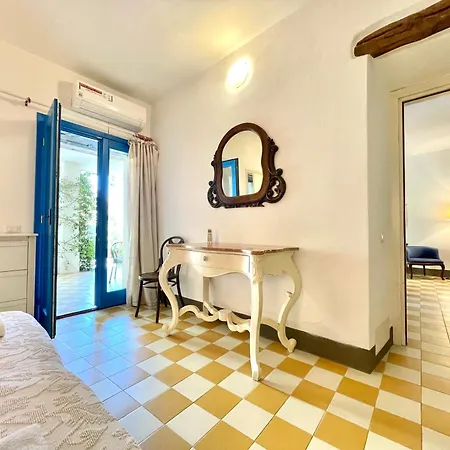 Holiday home Il Carrubo & *