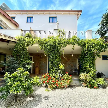 Holiday home Il Carrubo & *